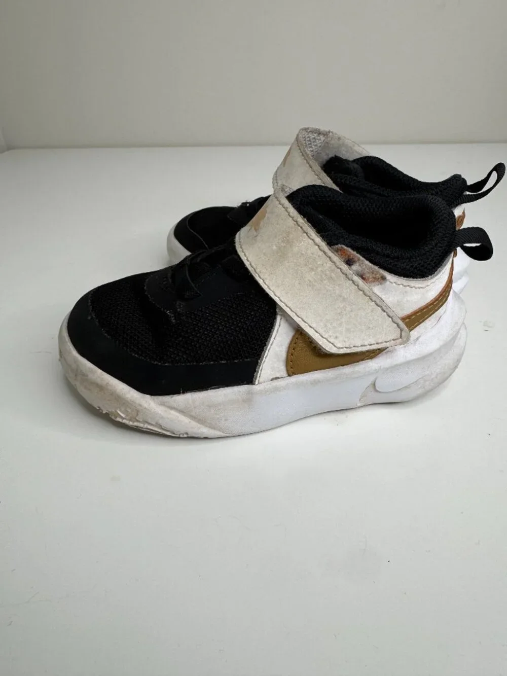Nike Team Hustle D10 Baby Shoes Boys 8C Black White Hook and Loop Strap Leather